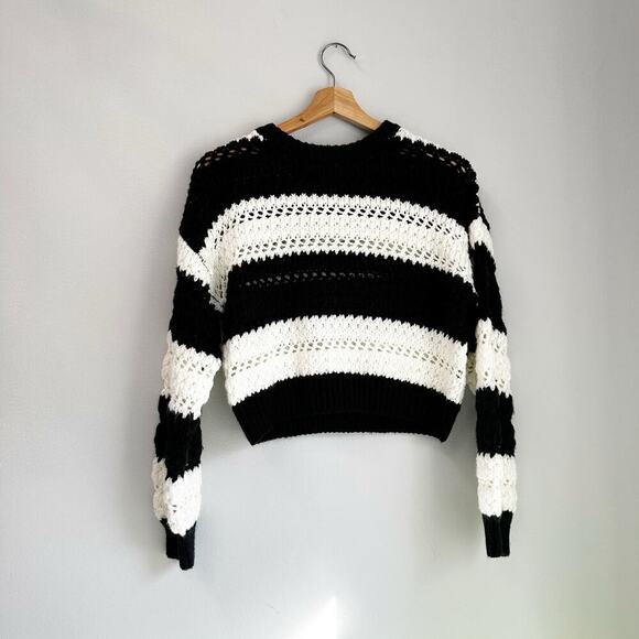 Forever 21 Cropped Black and White Knitted Sweater Size Small - Picture 2 of 7